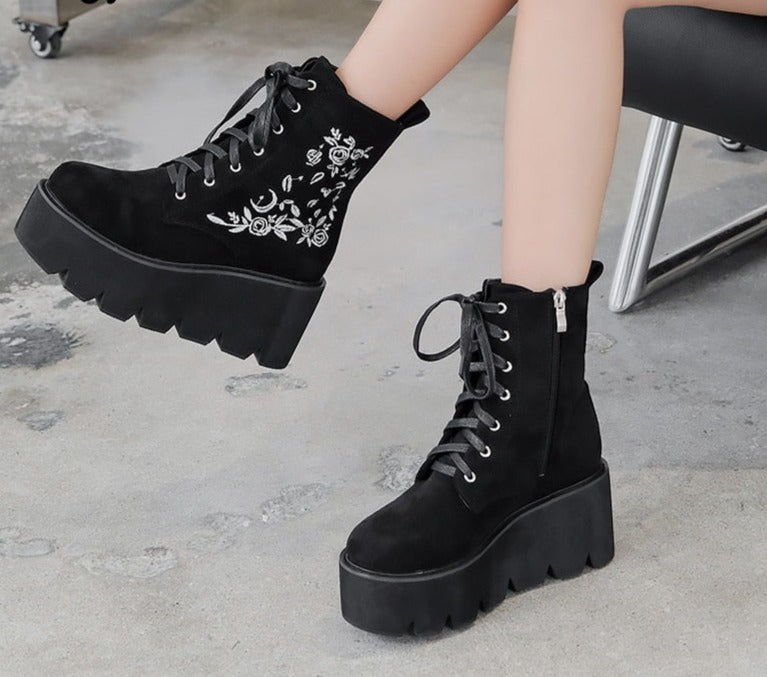 Retro Gothic Style Embroidered Flower Boots