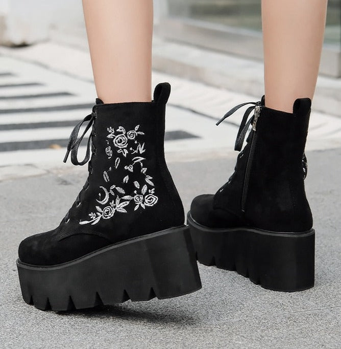 Retro Gothic Style Embroidered Flower Boots