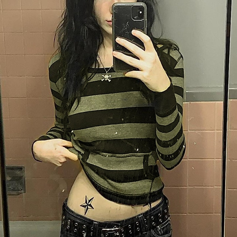 Vintage-inspired Gothic Graphic Print Skinny Pullovers Tee for a Statement Look