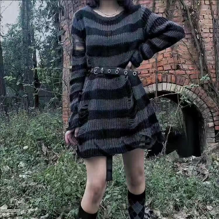 Grunge-inspired striped jumper for an alternative look