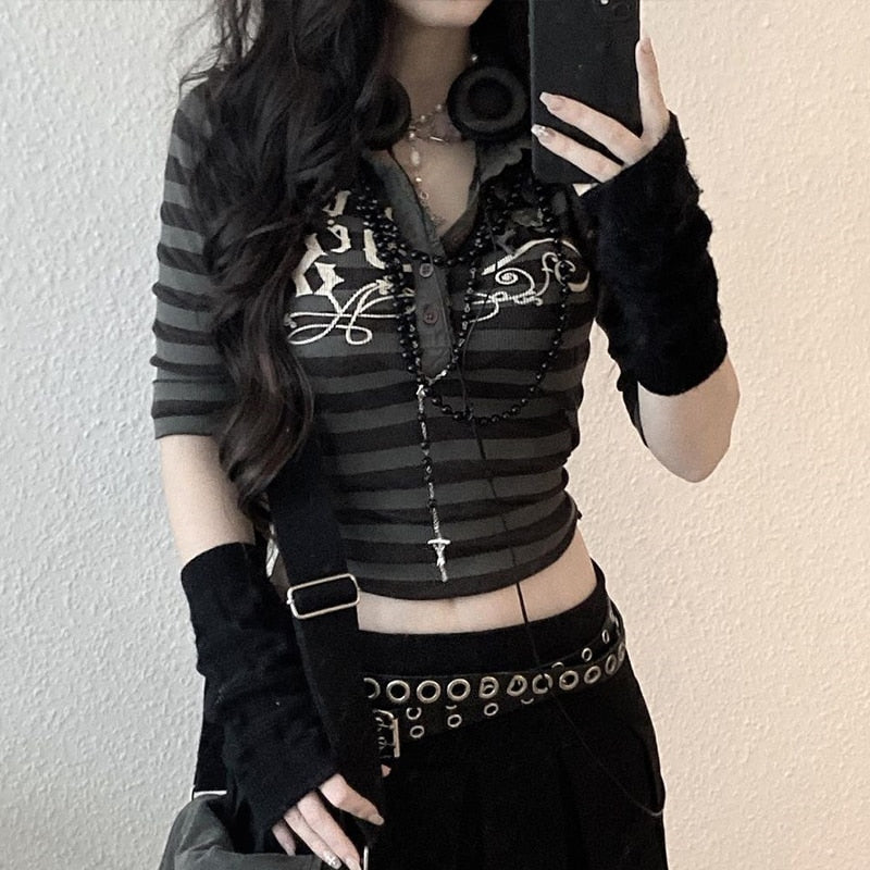 Retro-style Graphic Print Skinny Pullovers Tee with Gothic Influences