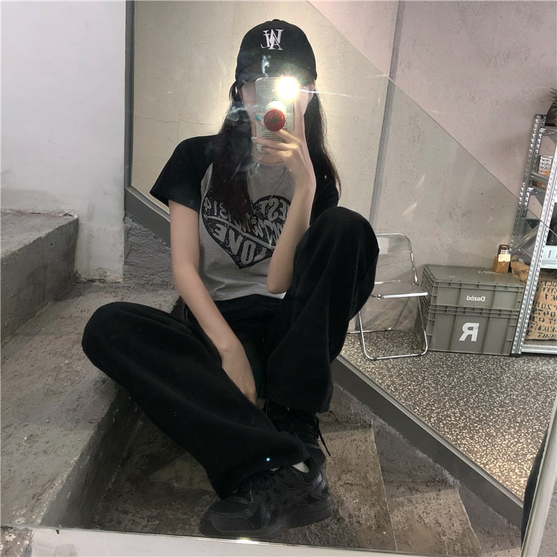 Women's edgy crop top with grunge print and short sleeves