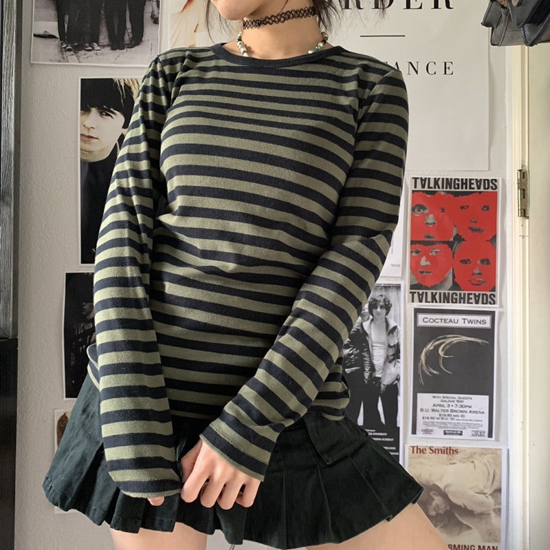 Vintage-inspired Skinny Pullovers Tee with Intricate Gothic Graphic Print