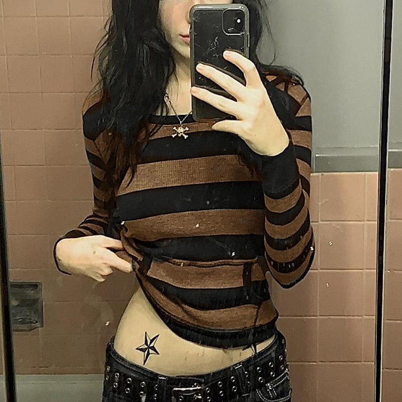 Bold and Edgy Gothic 90s Vintage Graphic Print Skinny Pullovers Tee