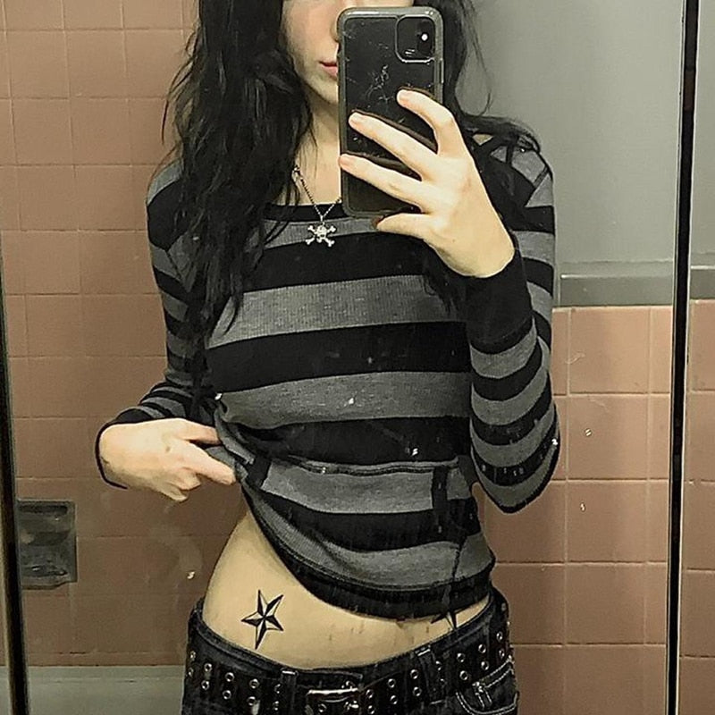 Retro-style Vintage Graphic Print Skinny Pullovers Tee with Gothic Vibes
