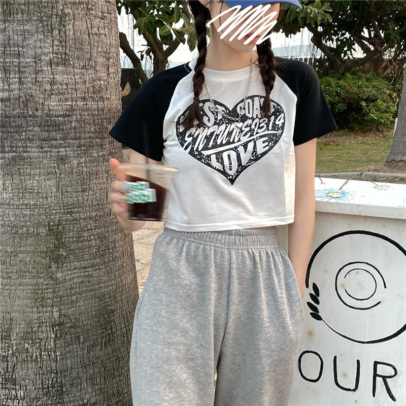 Crop top t-shirt for women with trendy grunge-inspired graphic print
